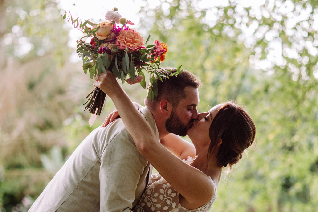 Mariés en train de se faire un grand bisou