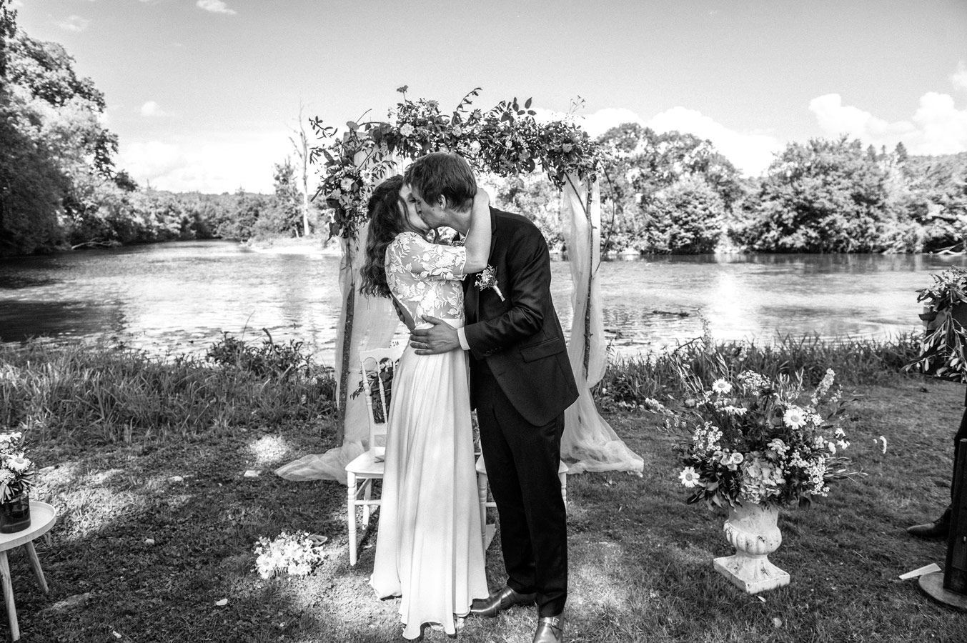 Photographe mariage Bourgogne – ceremonie de mariage au bord de l'eau 