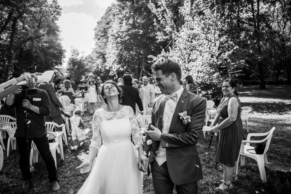 Sortie des mariés après une cérémonie laïque de mariage en plein air en Bourgogne dans l’Yonne