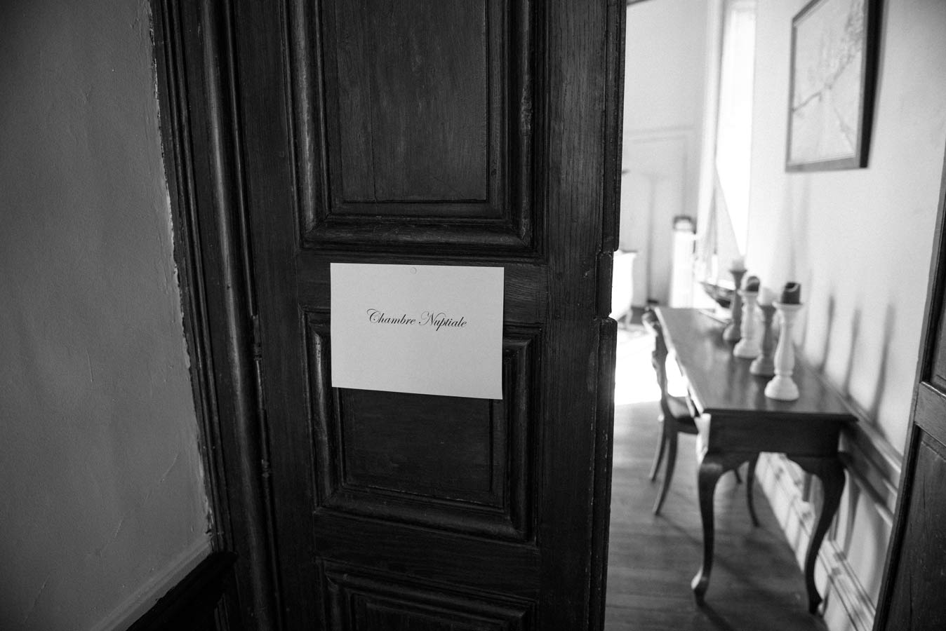 Porte de chambre nuptiale au château de chevillon en Bourgogne avant les préparatifs de mariage