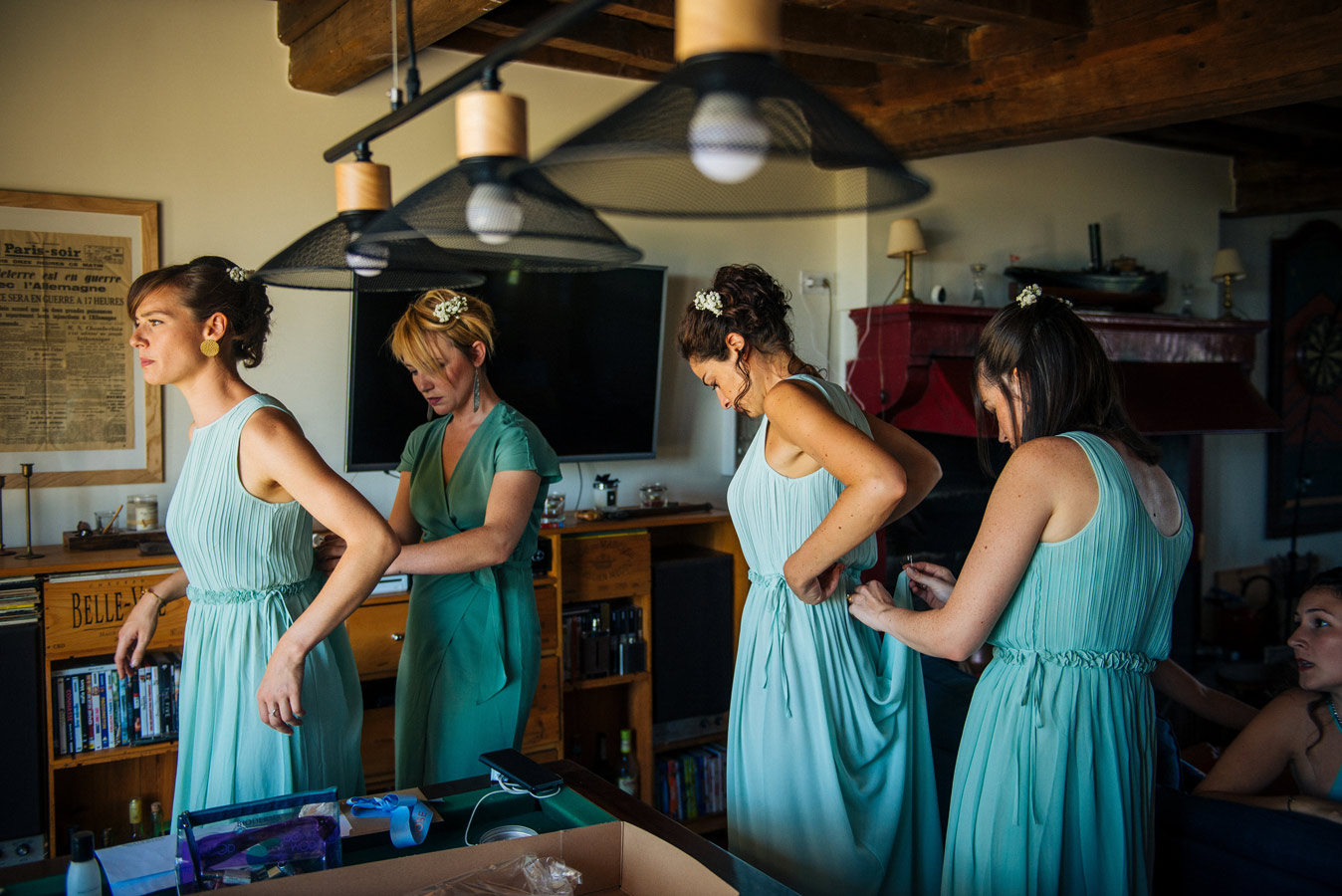 Demoiselles d’honneur en train de s’habiller pendant les préparatifs du mariage