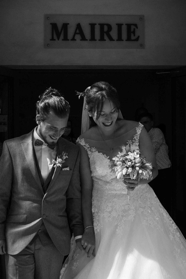 Mariés sortant de la mairie après la cérémonie civile de mariage à Auxerre dans l’Yonne