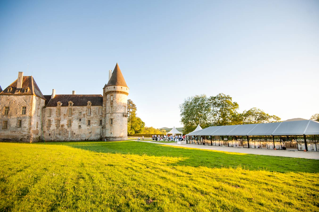 Réception de mariage au Château de Bazoches en Bourgogne avec vue sur le château et la tente de réception