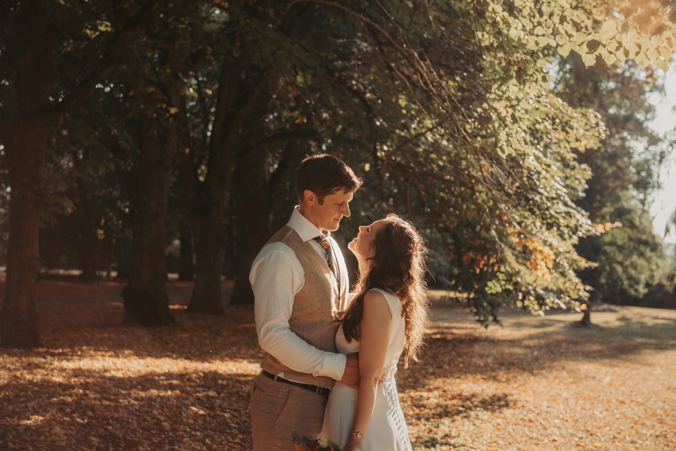 Photographe mariage Bourgogne - Photos de couple, moment à deux. Golden hour 