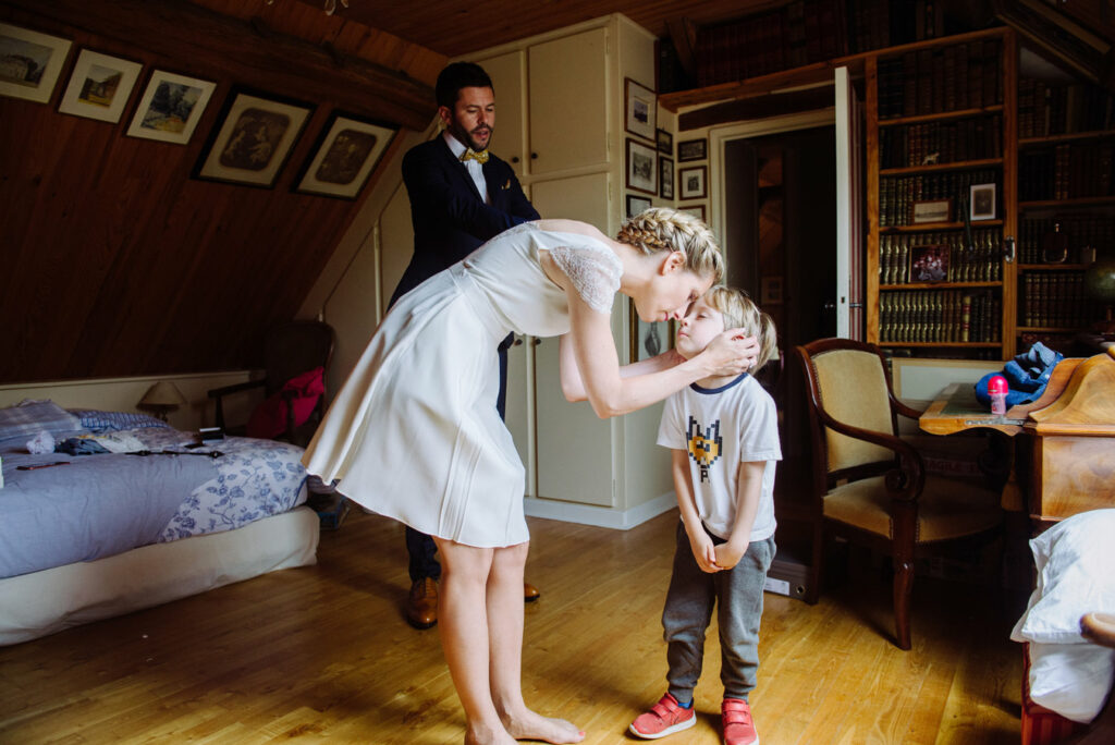 Mariée s’occupant d’un enfant pendant les préparatifs du mariage