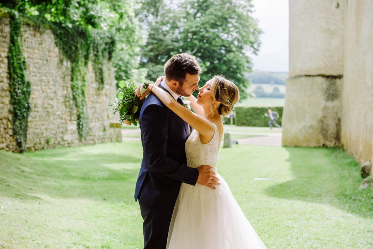 Couple de mariés s’embrassant dans les jardins du château de Bazoches près d’Auxerre en Bourgogne