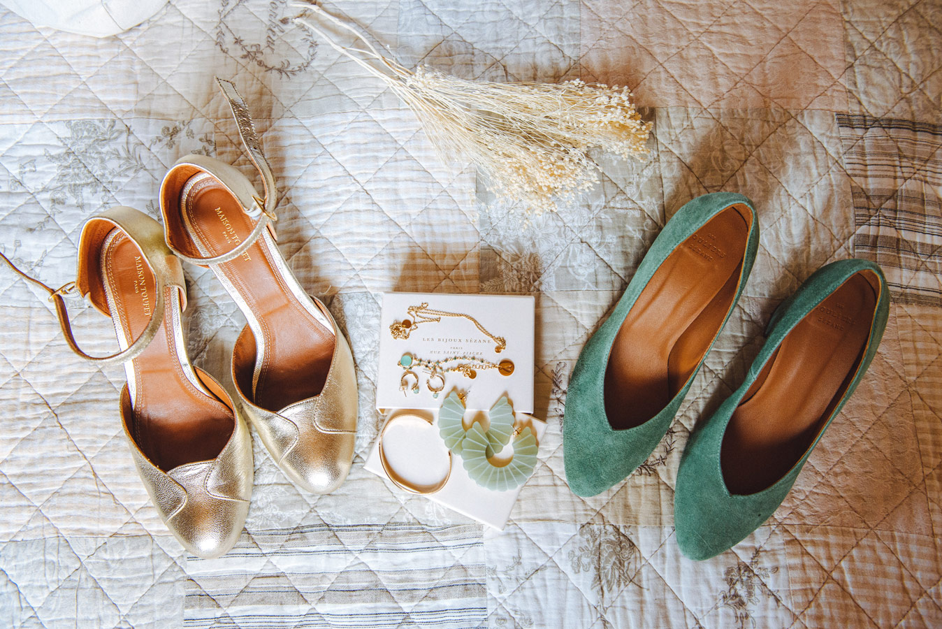 Photographe mariage Bourgogne – accessoires de mariée avec chaussures dorées, escarpins vert sauge et bijoux lors des préparatifs en Yonne