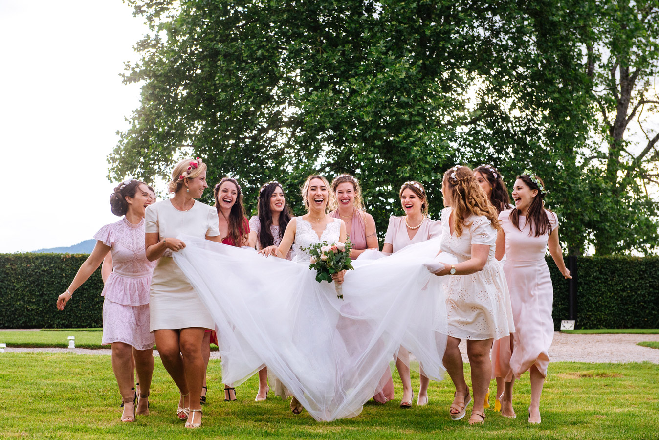 Mariée entourée de ses amies pendant un mariage au château en Bourgogne près d’Auxerre