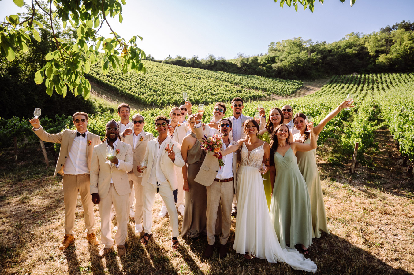 Mariés et invités célébrant un mariage dans les vignes en Bourgogne près d’Auxerre dans l’Yonne