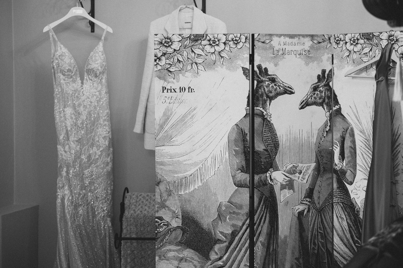 Robe de mariée suspendue sur un cintre avant les préparatifs du mariage