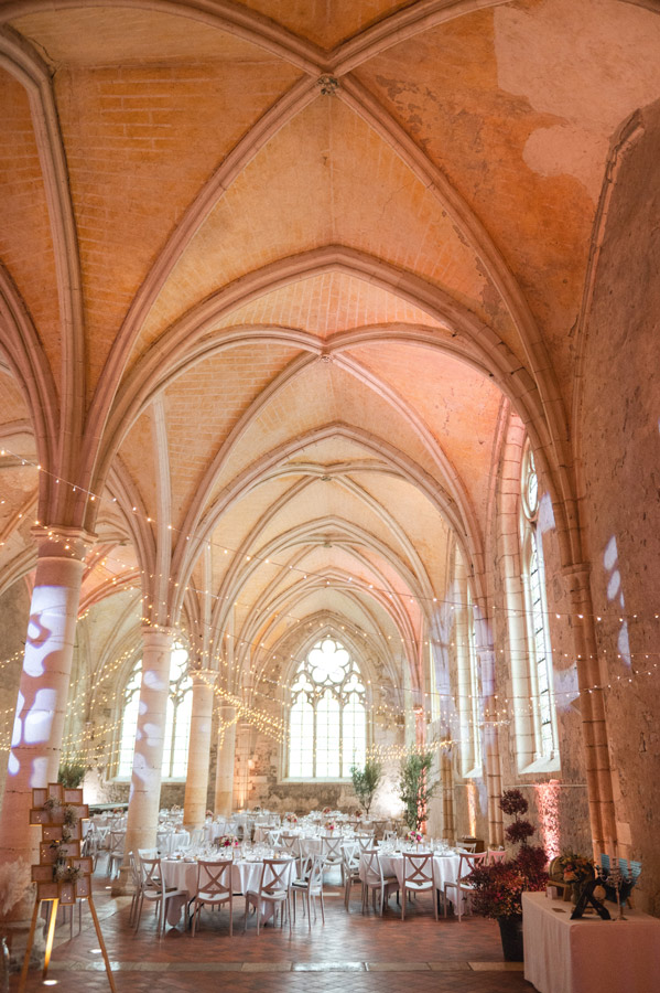 Salle de réception voûtée pour un mariage à l’Abbaye de Reigny près de Vermenton dans l’Yonne