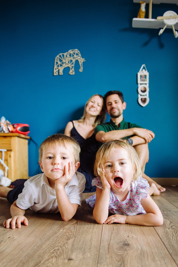 séance photo famille à la maison avec deux enfants allongés au sol à Auxerre