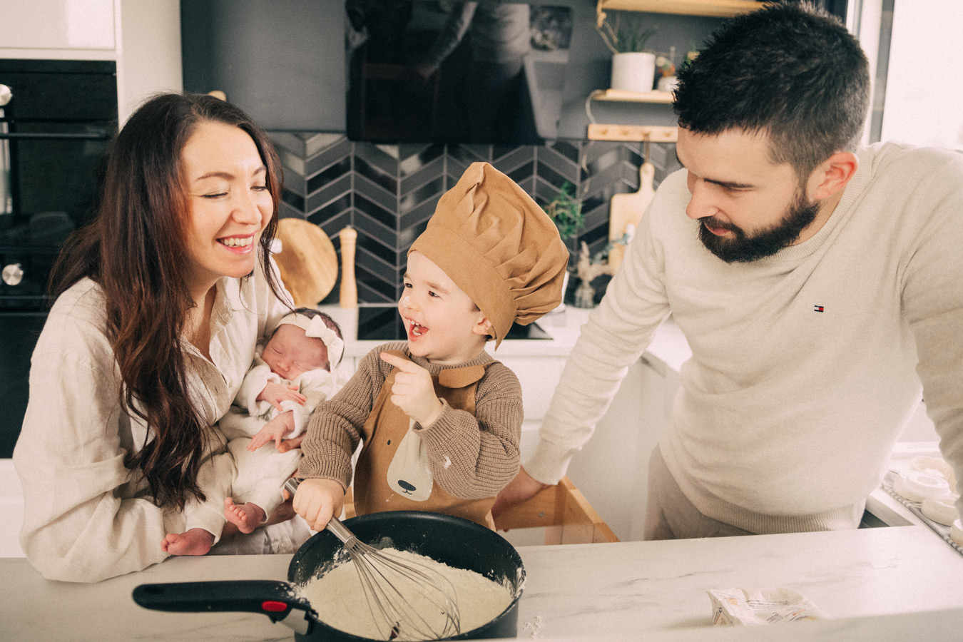 séance photo famille à la maison dans la cuisine avec parents et enfants à Auxerre