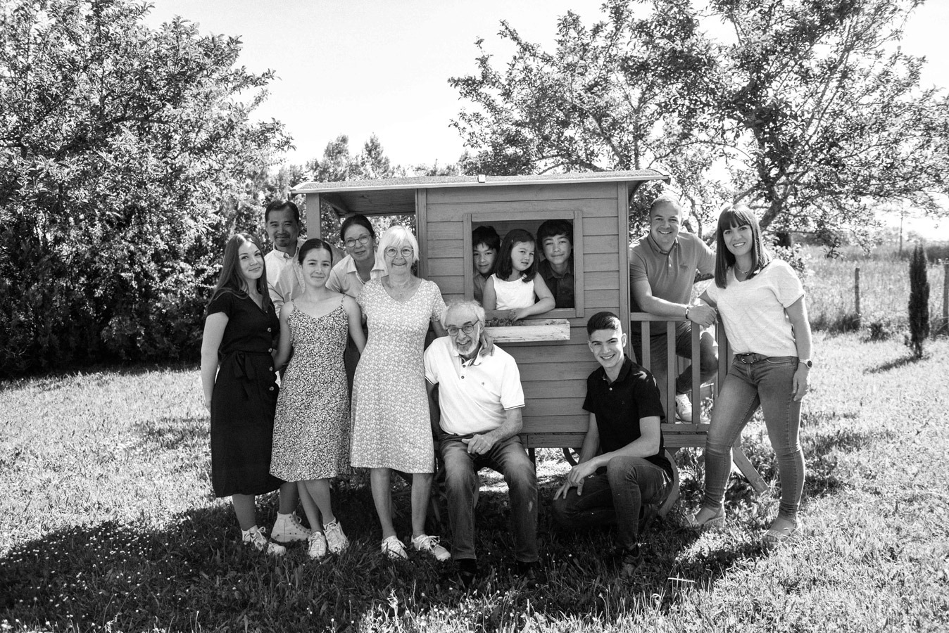 photo de grande famille intergénérationnelle avec grands-parents enfants et petits-enfants à Auxerre