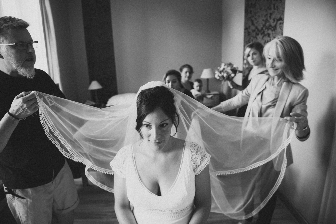 Mariée entourée de ses proches pendant la pose du voile lors des préparatifs du mariage en Bourgogne